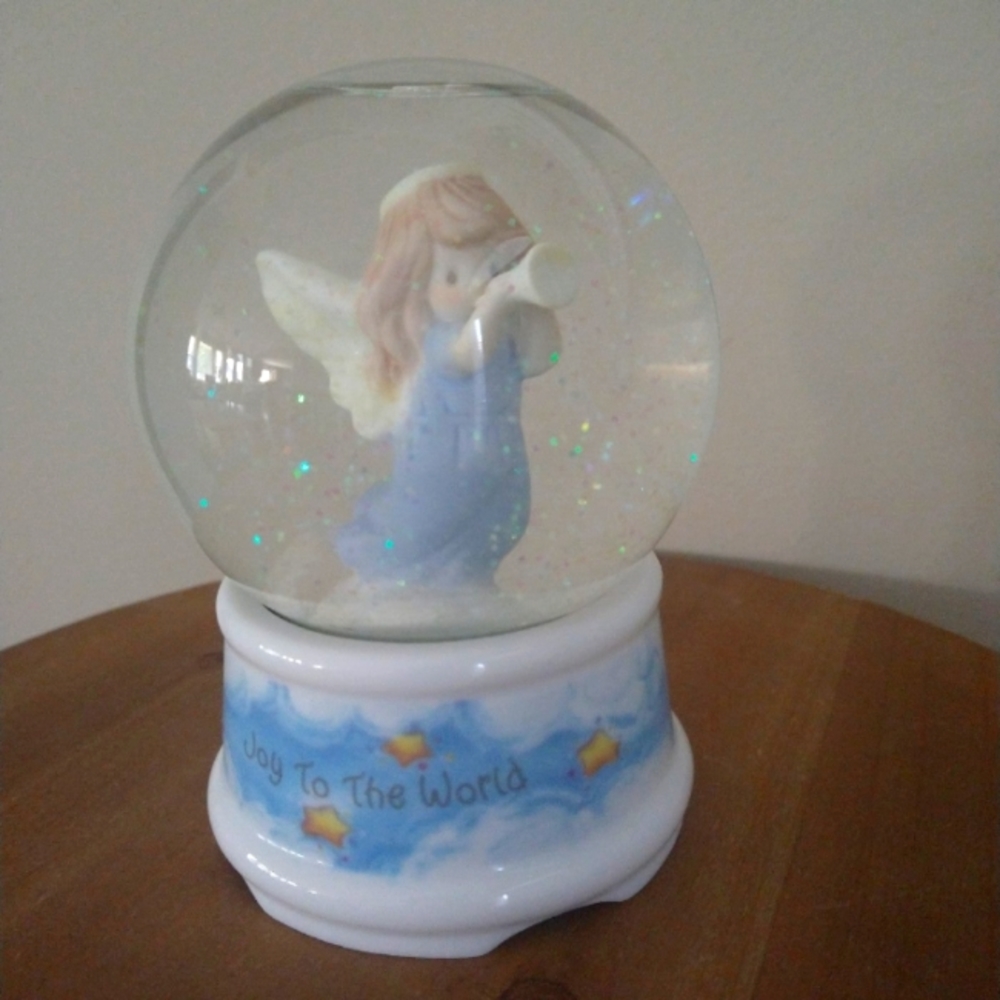 Brand new Precious Moments "Joy to the World"  musical Snowglobe. Vintage 1996